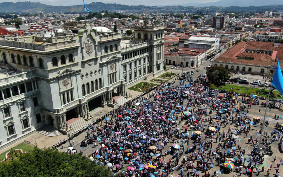 Miles de comerciantes de Guatemala exigen la renuncia de su fiscal general
