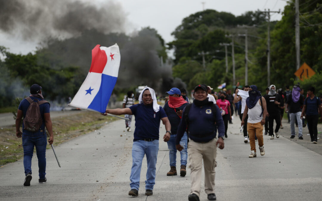 Choques entre manifestantes y policías en las protestas contra la minería en Panamá