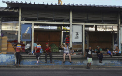Centenares de migrantes se albergan en estaciones de un transporte público en Honduras