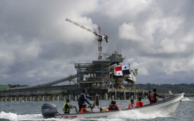 Pescadores del Caribe desafían en el mar a la mina que desató las protestas en Panamá