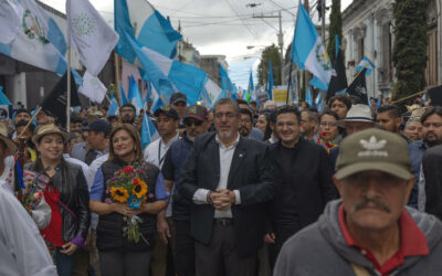Presidente electo de Guatemala marcha junto a indígenas en «defensa de la democracia»