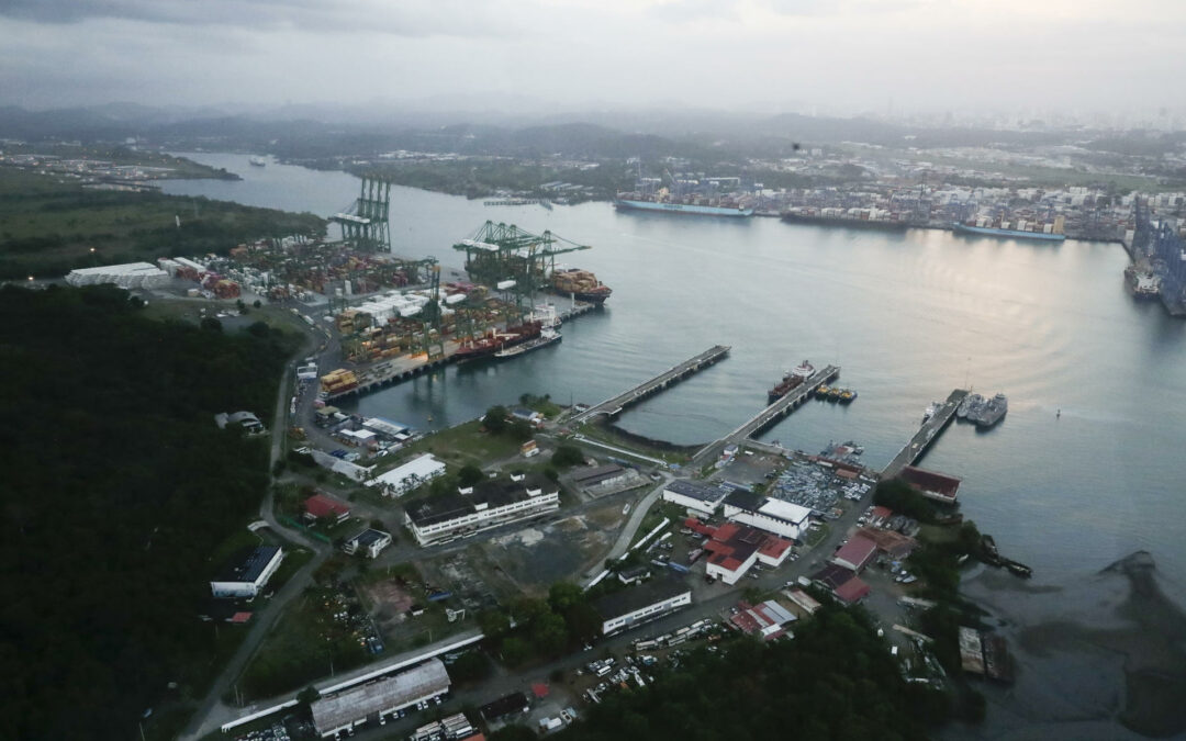 Canal de Panamá elevará a 24 los tránsitos diarios desde enero en medio de la sequía