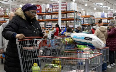 Los precios de gastos de consumo personal subieron el 2,6 % en 2023 en EE.UU.