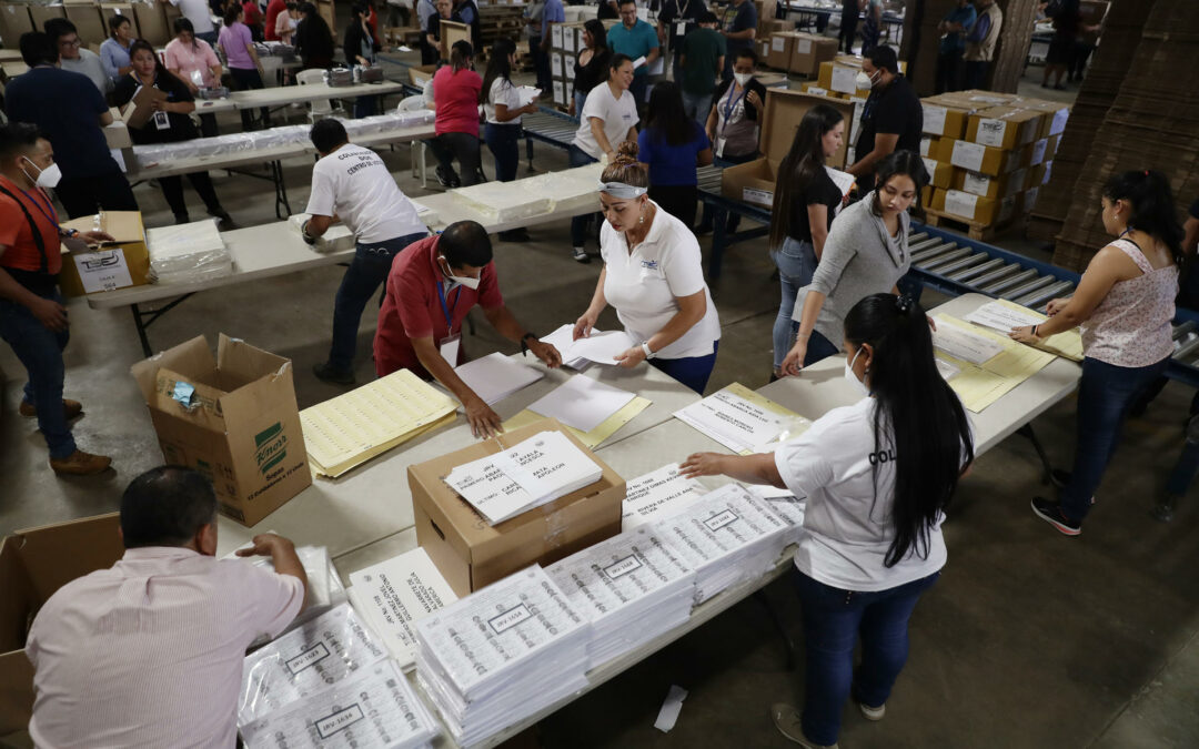 El Salvador comienza el reparto de los paquetes electorales para comicios del 4 de febrero