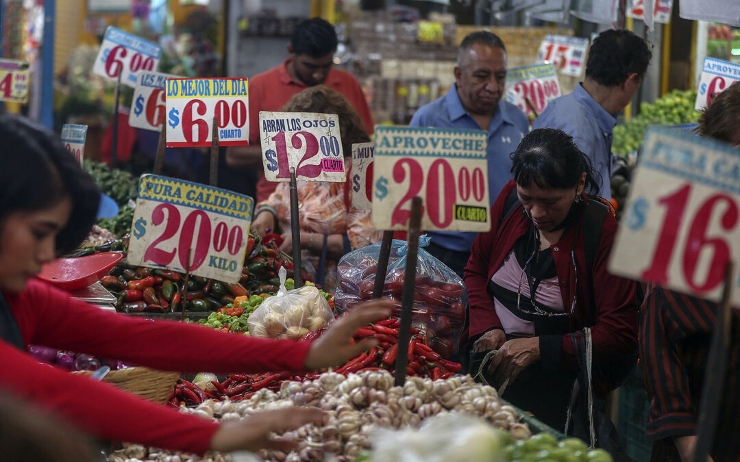 Inflación en Latinoamérica cede en 2023, pese al bajo crecimiento y a la hiperinflación argentina