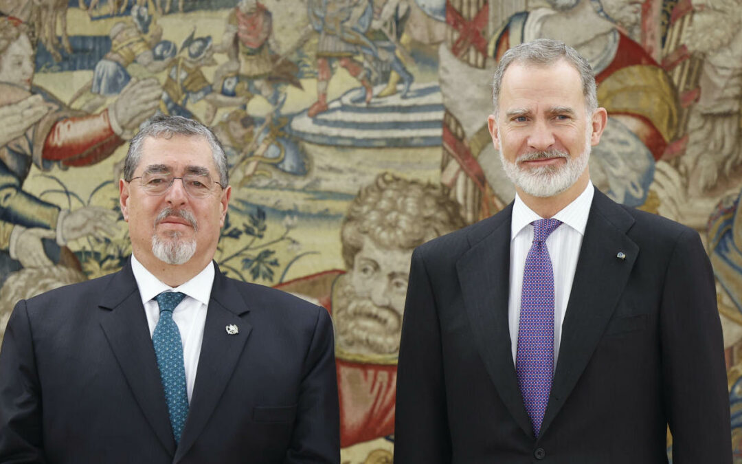 Felipe VI recibe al presidente de Guatemala en su primera visita oficial a España