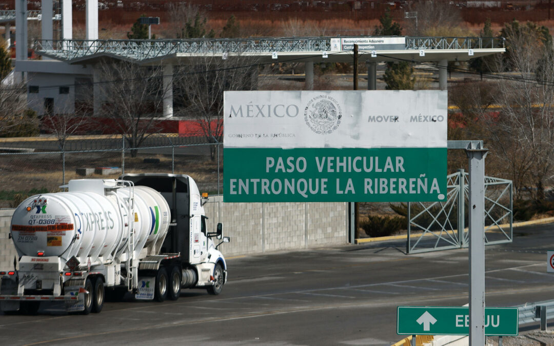 Exportadores de la frontera de México están en alerta por el cierre de cruces con EE.UU.