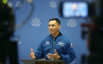 Astronauta de raíces salvadoreñas se enfocará en prepararse para regresar al espacio