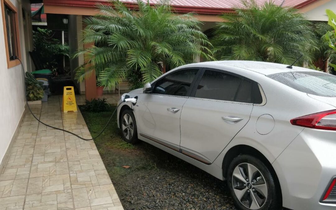 Costa Rica: Cargar un carro eléctrico en casa saldría ₡5.000 más barato de aprobarse tarifa residencial horaria