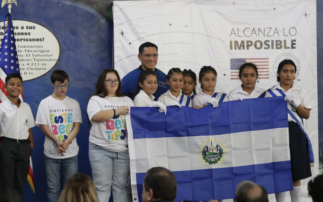 Astronauta Frank Rubio invita a la niñez de El Salvador a realizar sus «grandes sueños»
