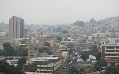 Estudiantes retornan a clases en Honduras ante ligero descenso de la contaminación del aire