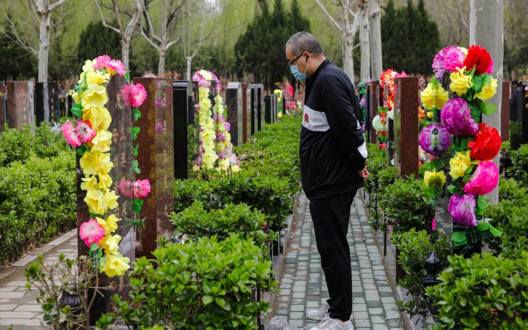 China crea la primera carrera universitaria en gestión funeraria ante el crecimiento del mercado
