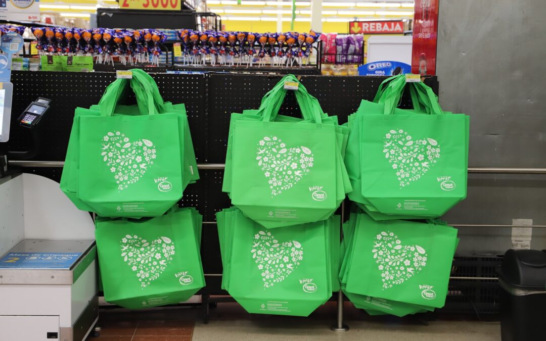 Walmart elimina 1.158 millones de bolsas plásticas de un solo uso en Centroamérica