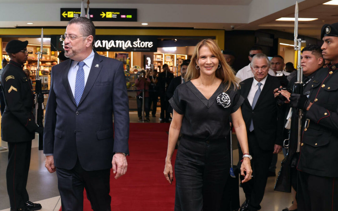 Presidente de Costa Rica llega a Panamá para la investidura de Mulino