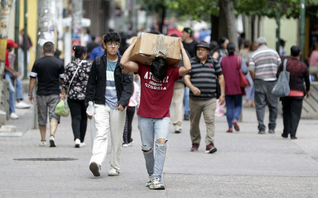 Hondureños seguirán migrando por falta de empleos dignos, dice director de Estadísticas