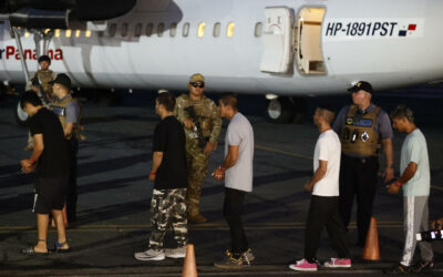 Primer vuelo de repatriación de migrantes financiado por EEUU sale de Panamá