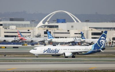 Aerolínea estadounidense Alaska Airlines completa la adquisición de Hawaiian Airlines