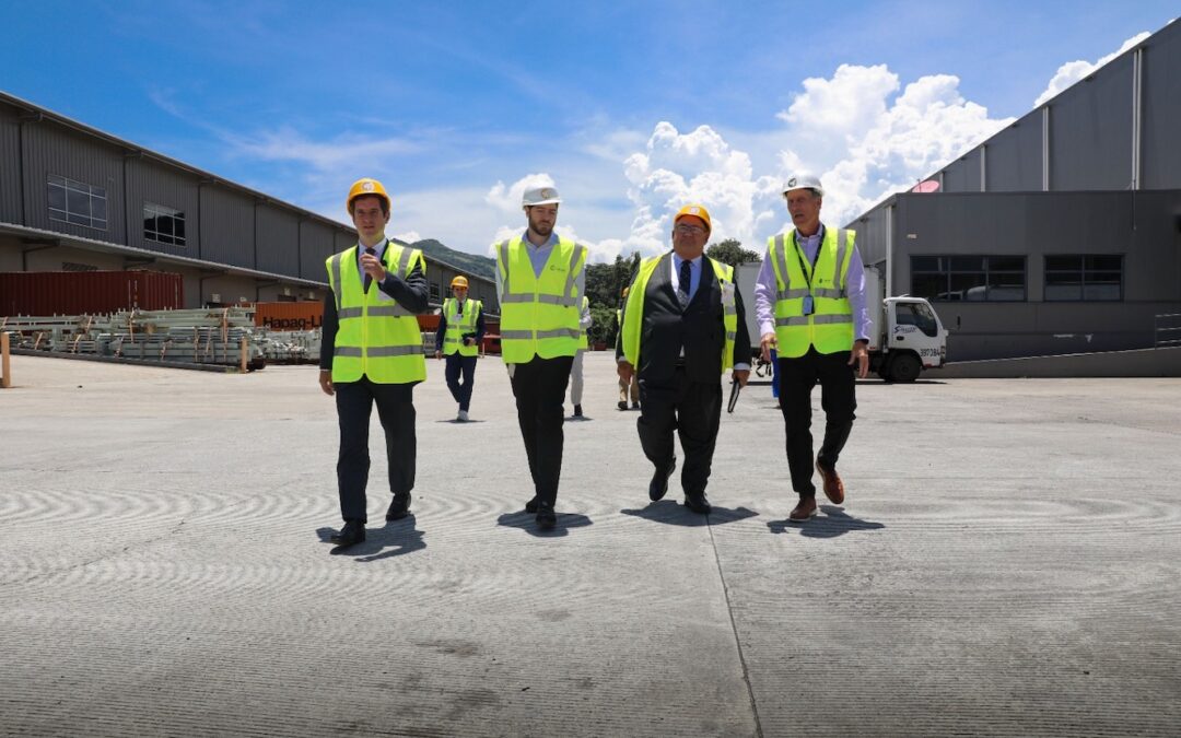 Líder de la asociación global de la industria de semiconductores visita Panamá