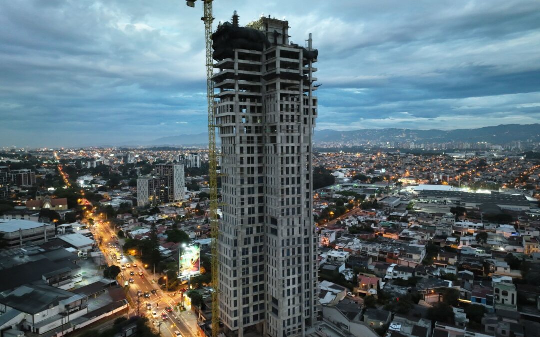 Edificio más alto de Guatemala culmina obra gris