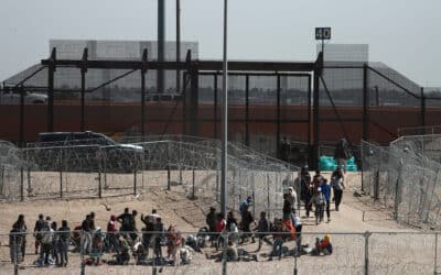 Cruce de inmigrantes en la frontera de EEUU con México desciende a mínimos históricos