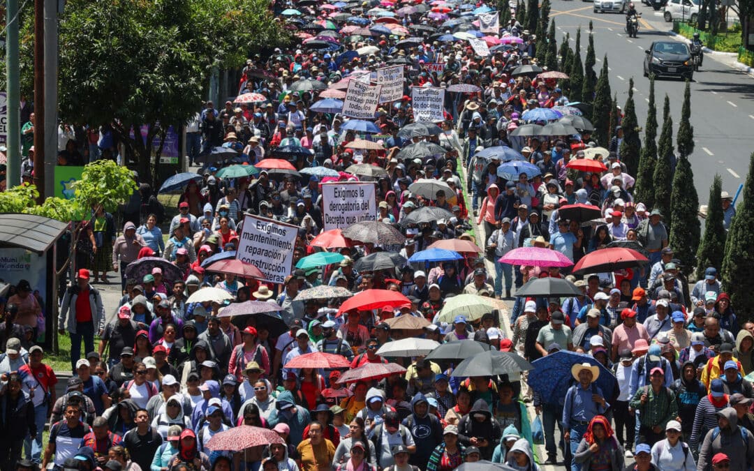 Maestros de Guatemala presionan al Gobierno por pacto colectivo que eleve 10 % el salario