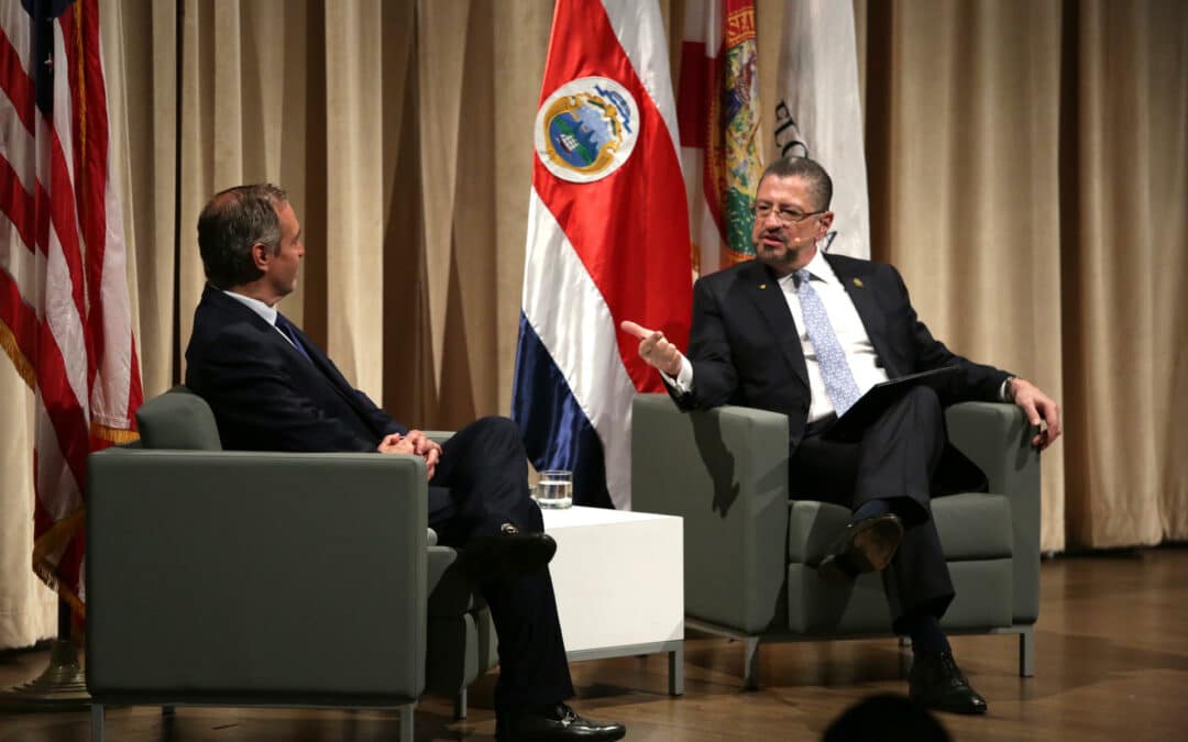Presidente de Costa Rica recibe premio en la Universidad Internacional de Florida