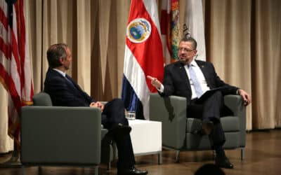 Presidente de Costa Rica recibe premio en la Universidad Internacional de Florida