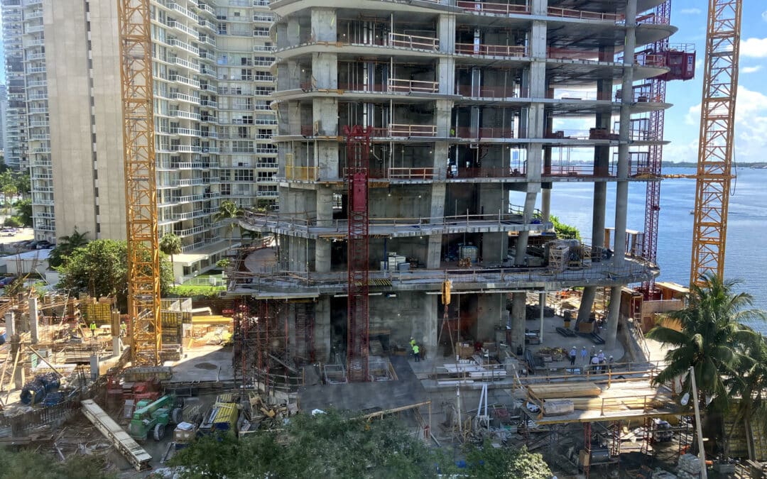 Las redadas migratorias en obras amenazan la industria de la construcción en EE.UU.