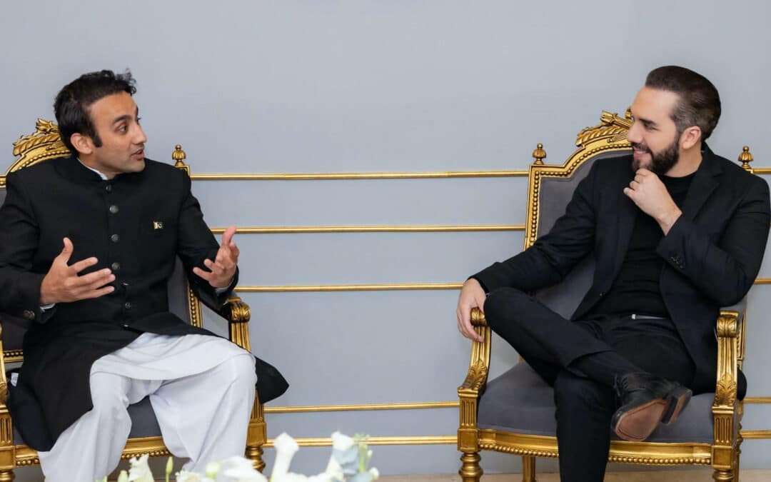 Bukele se reúne en San Salvador con el director del Consejo de Criptomonedas de Pakistán