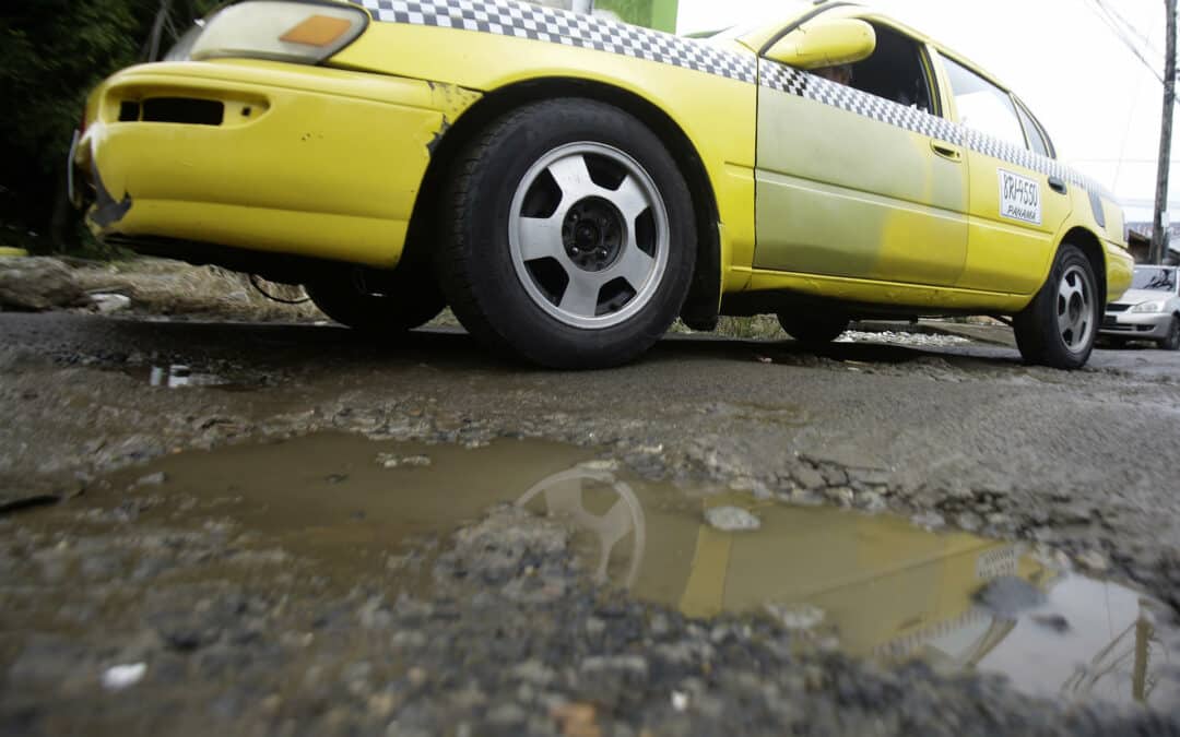 Panamá propone indemnizar a los afectados por los huecos y baches de sus carreteras