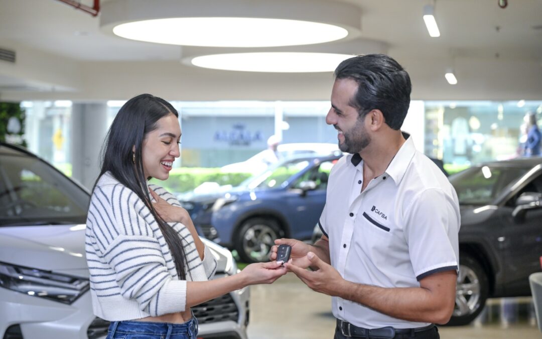 ¿Colones o dólares? decisiones clave al asumir un crédito