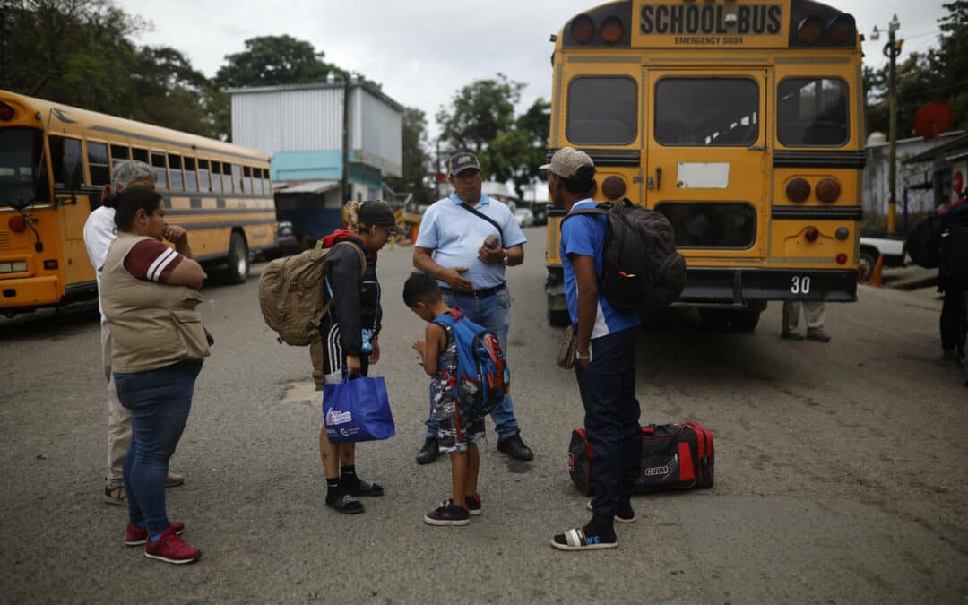 Los migrantes dan la vuelta: miles retornan desilusionados del “sueño americano”