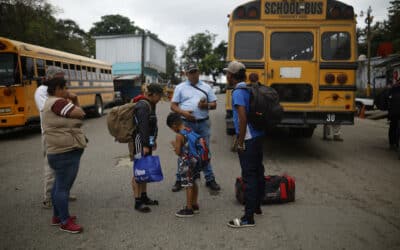 Los migrantes dan la vuelta: miles retornan desilusionados del “sueño americano”