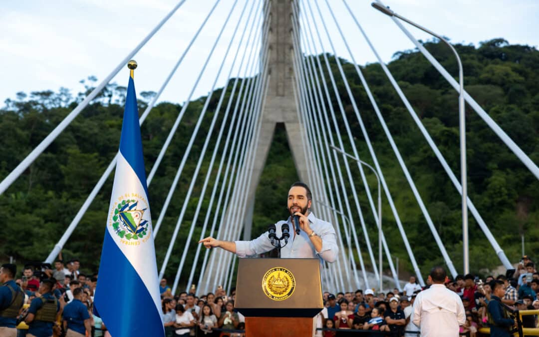 Trump arropa a Bukele ante críticas por la reelección y atropellos a DD.HH. en El Salvador
