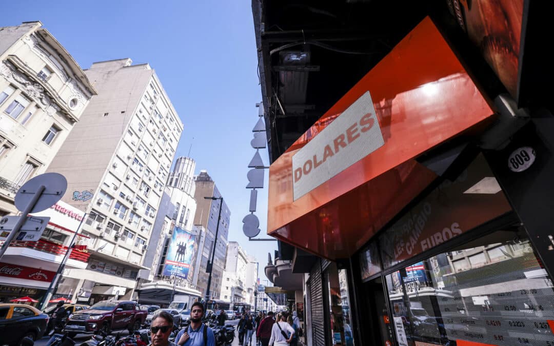 La presión cambiaria no cede en Argentina y el dólar toca un nuevo valor récord