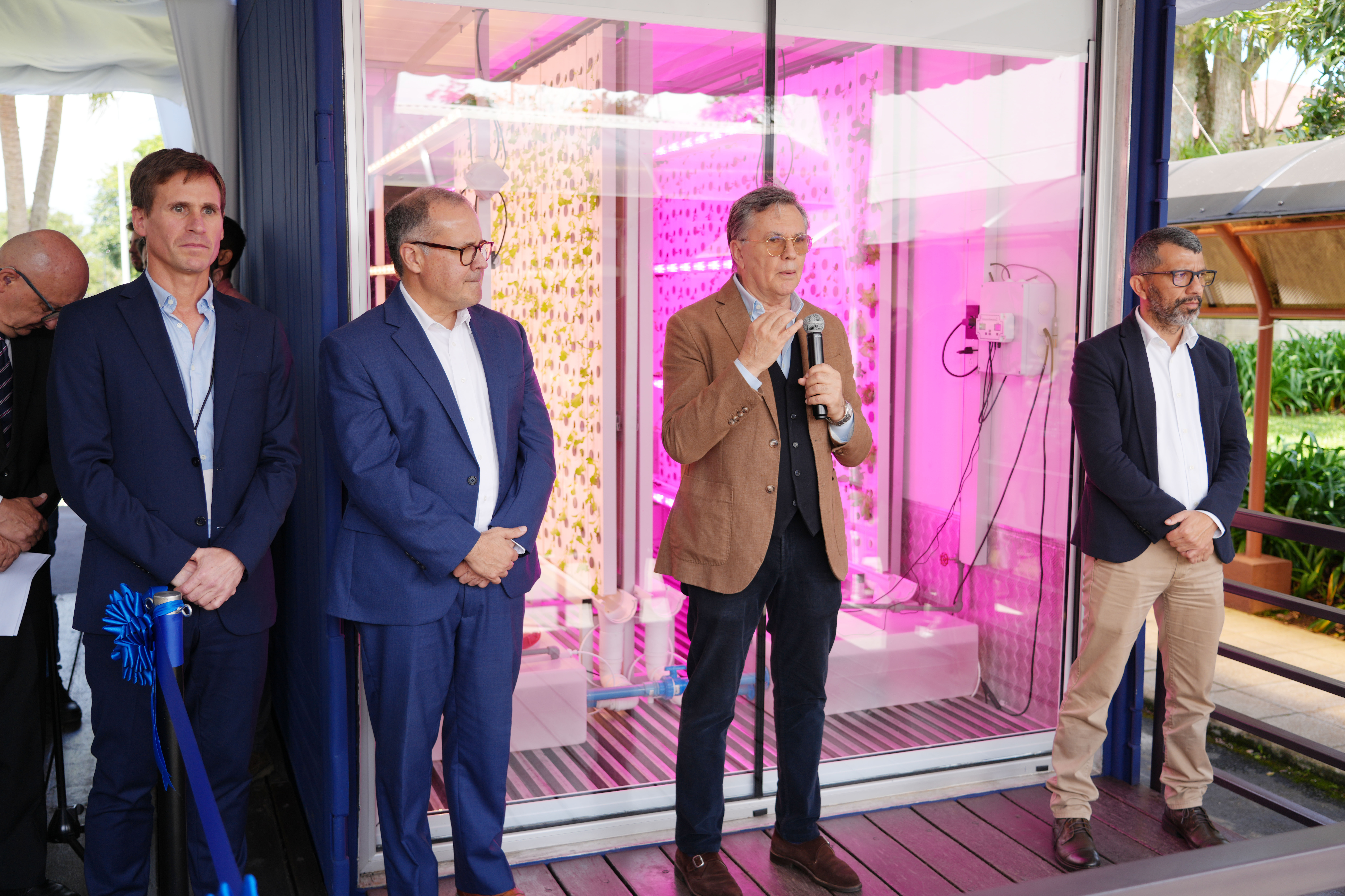 Bayer, Farmtastica y el IICA inauguran en Costa Rica granja vertical que combina tecnologías digitales y agricultura urbana