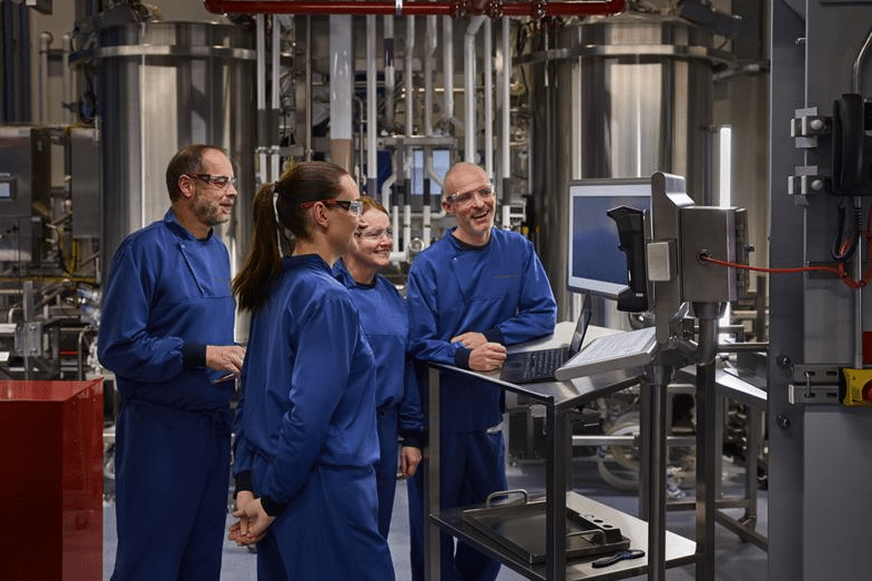 Costa Rica: Johnson & Johnson fortalece la educación técnica mediante colaboraciones estratégicas