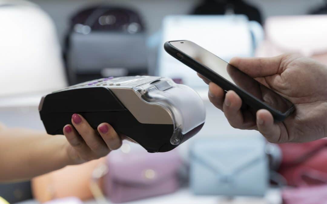 Pagar con el celular o con la tarjeta: ¿qué es más seguro?