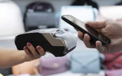 Pagar con el celular o con la tarjeta: ¿qué es más seguro?
