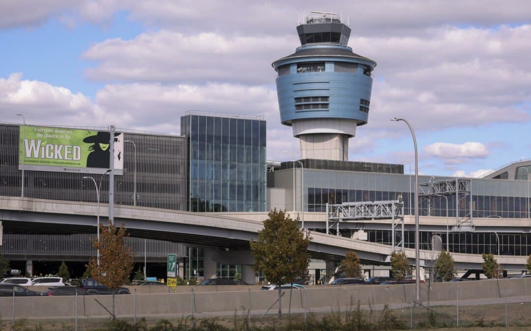Aeropuertos en EEUU reportan retrasos a un día de la reducción del 10 % en actividad aérea