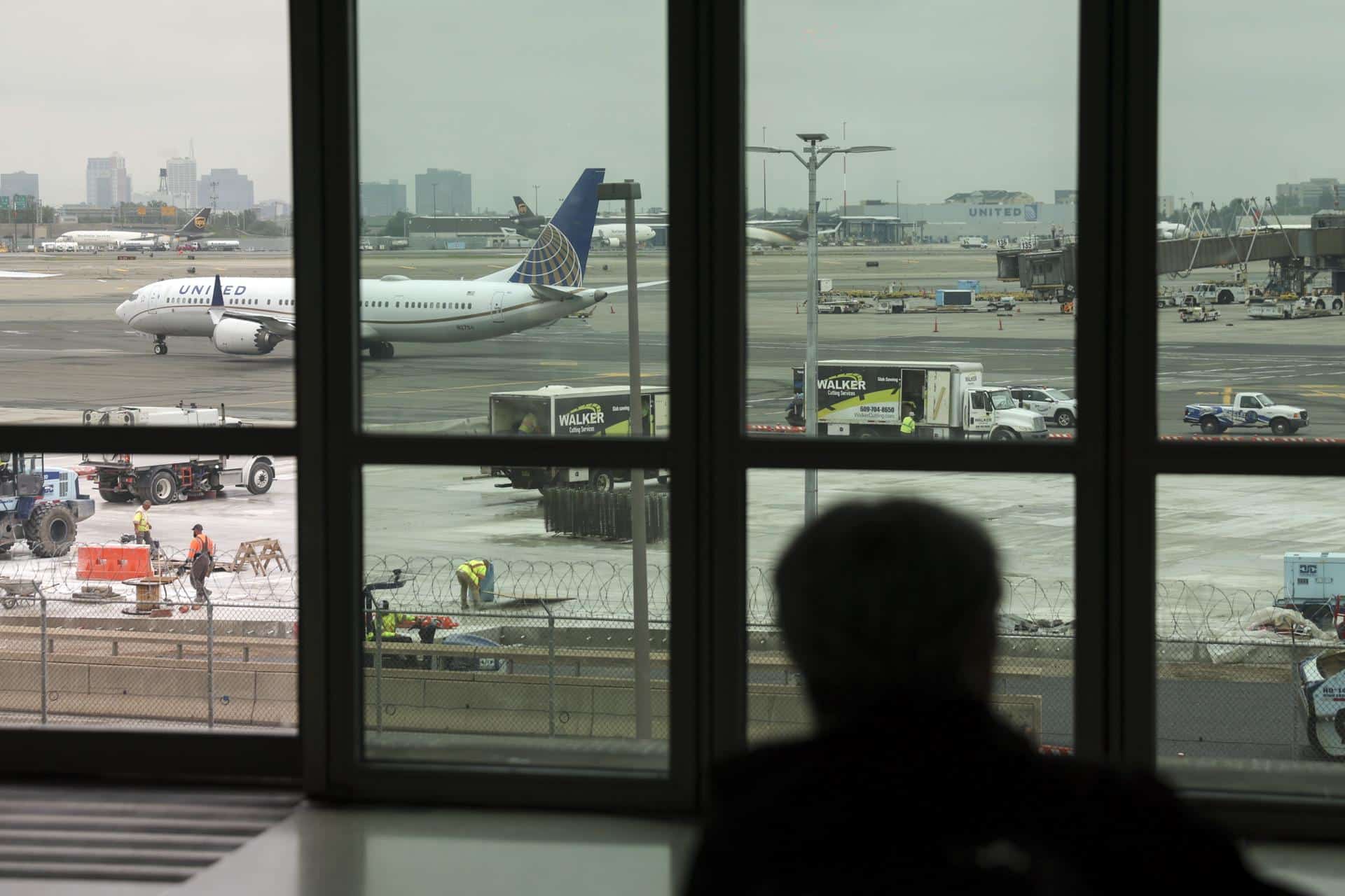 Continúan atrasos en aeropuertos de EEUU tras peor fin de semana del cierre federal