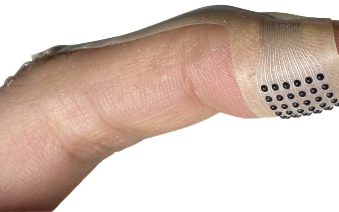 Diseñan un dispositivo que parece una tirita y permite ‘sentir’ el mundo digital