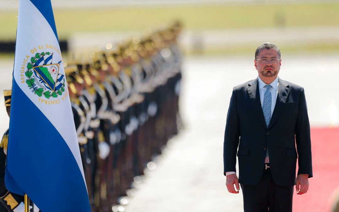 Presidente de Costa Rica llega a El Salvador para hablar con Bukele y visitar megacárcel