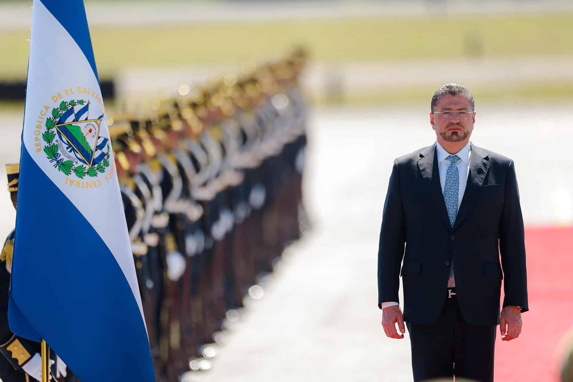 Presidente de Costa Rica llega a El Salvador para hablar con Bukele y visitar megacárcel