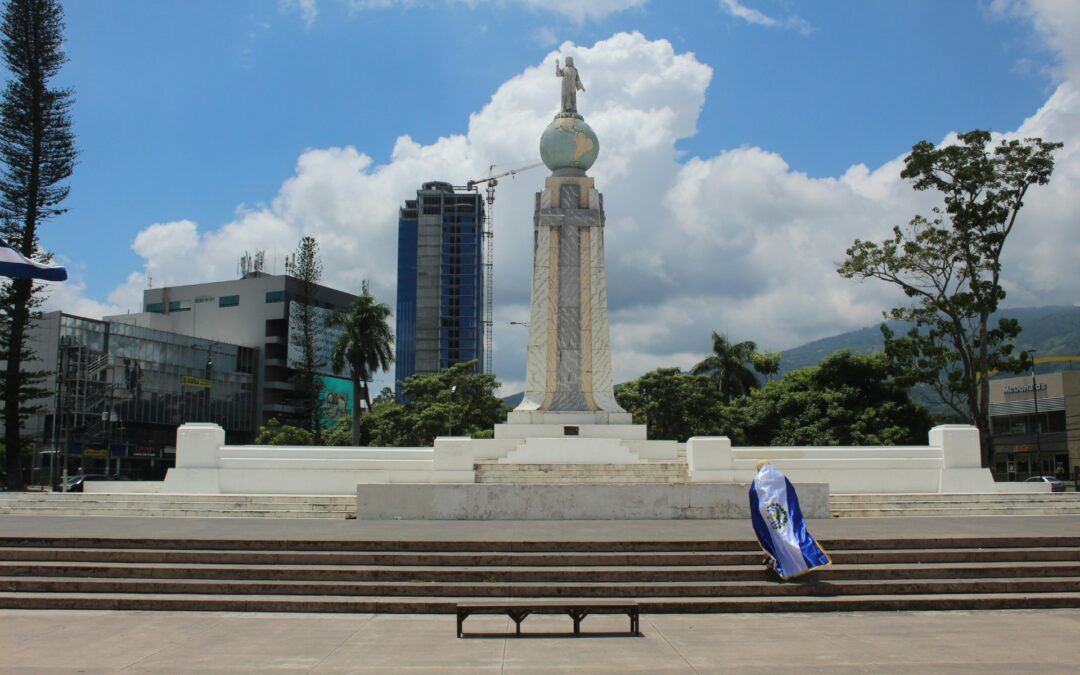 Cómo El Salvador está impulsando la inclusión financiera de Latinoamérica